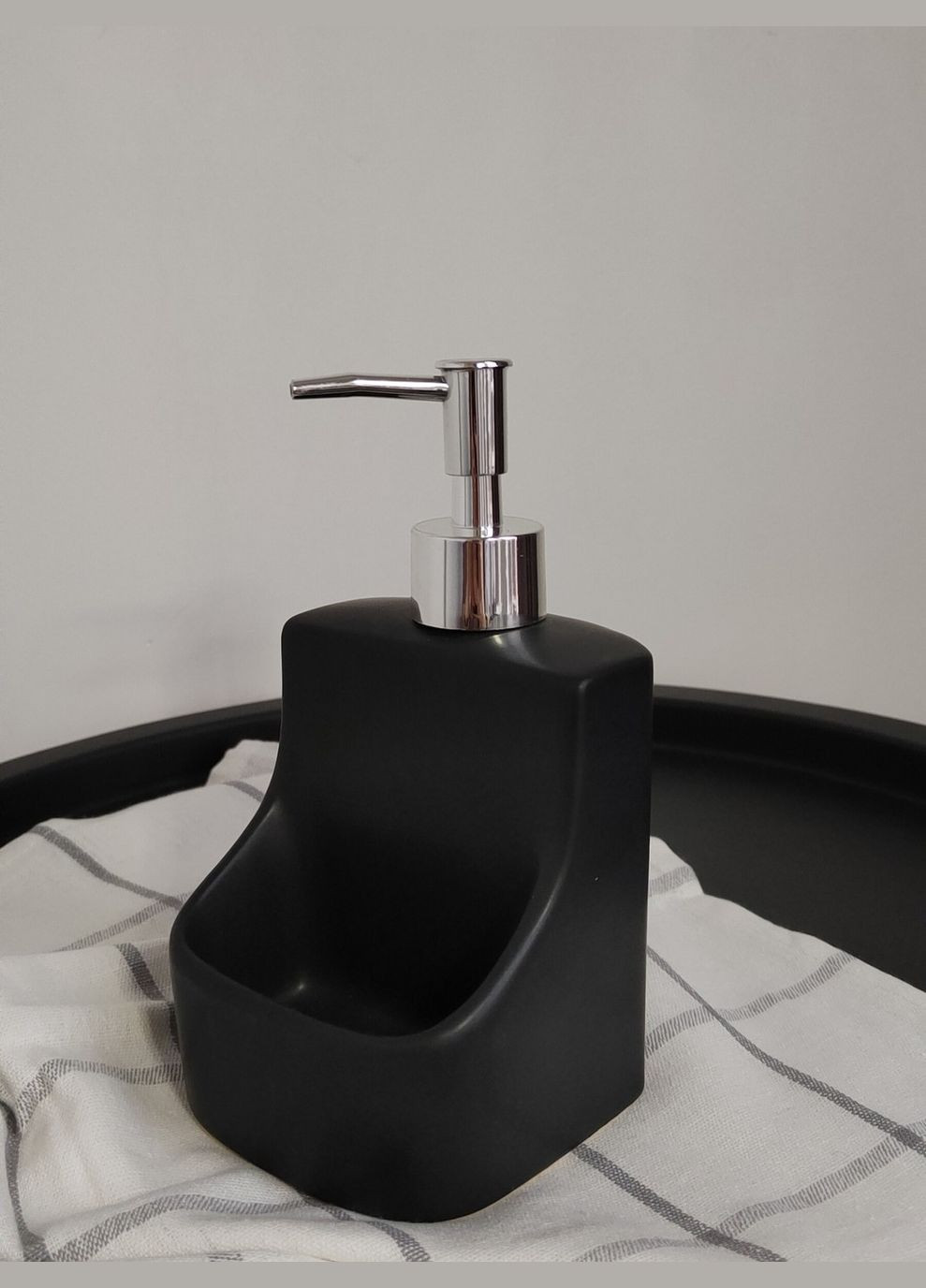 Дозатор для моющего средства с местом для губки черный No Brand (347332578)