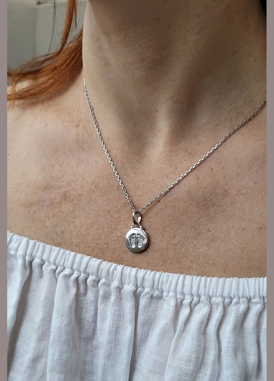 Серебряная подвеска круглый Медальон Следы с белыми камнями Серебро 925 пробы Родированное 3234р 2.70г No Brand (306743180)