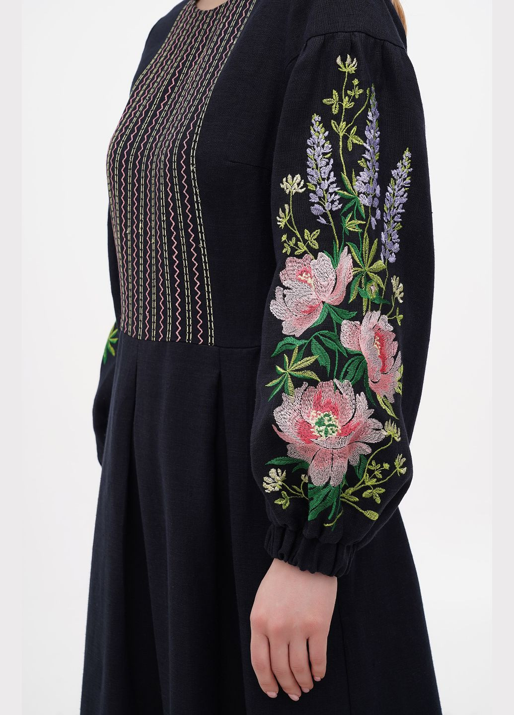 Синее льняное макси платье-вышиванка с поясом и вышитыми цветами на рукавах феодора. голубой, р.38, код 0327/38/435 ГАЛЕРЕЯ ЛЬОНУ