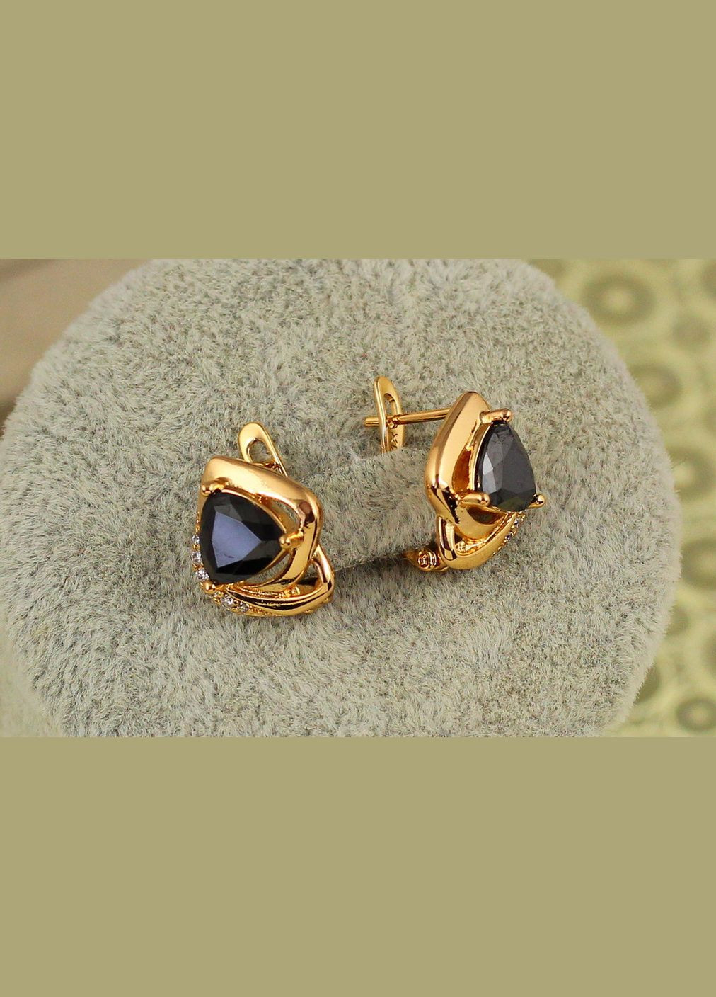 Серьги трикветр с черным камнем 1,4 см золотистые Xuping Jewelry (326599676)