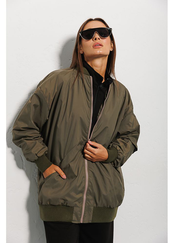 Оливкова зимня подовжена жіноча вітровка оливкова демісезонна з кишенею на рукаві куртка від вітру Arjen