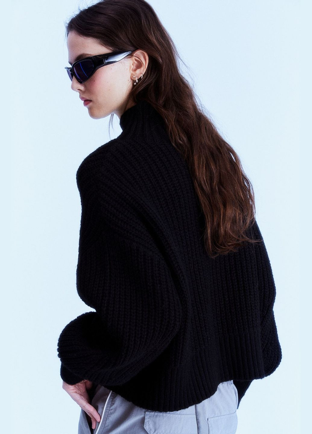 Чорний демісезонний светр з рукавами балон H&M