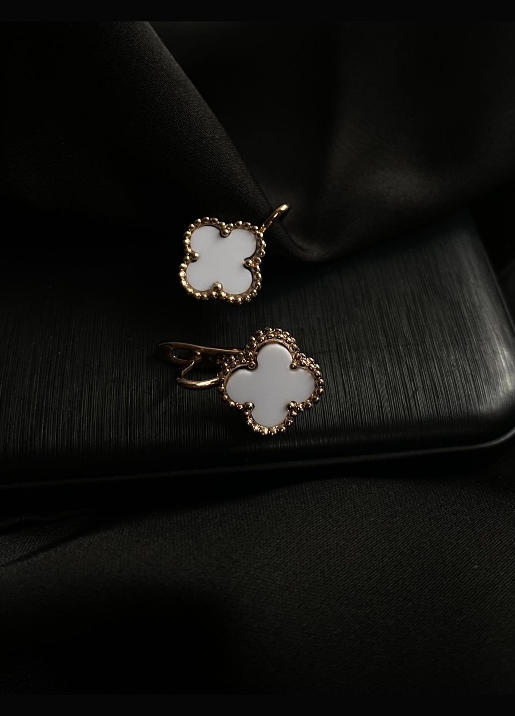 Серьги "Клевер" английский замок белого цвета 30715 No Brand (335817573)