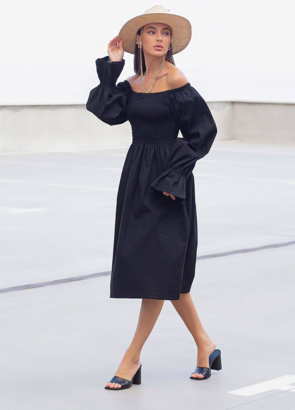 Черное повседневный женское льняное платье меди с рукавами фонариками с открытыми плечами Tik-Tak однотонное