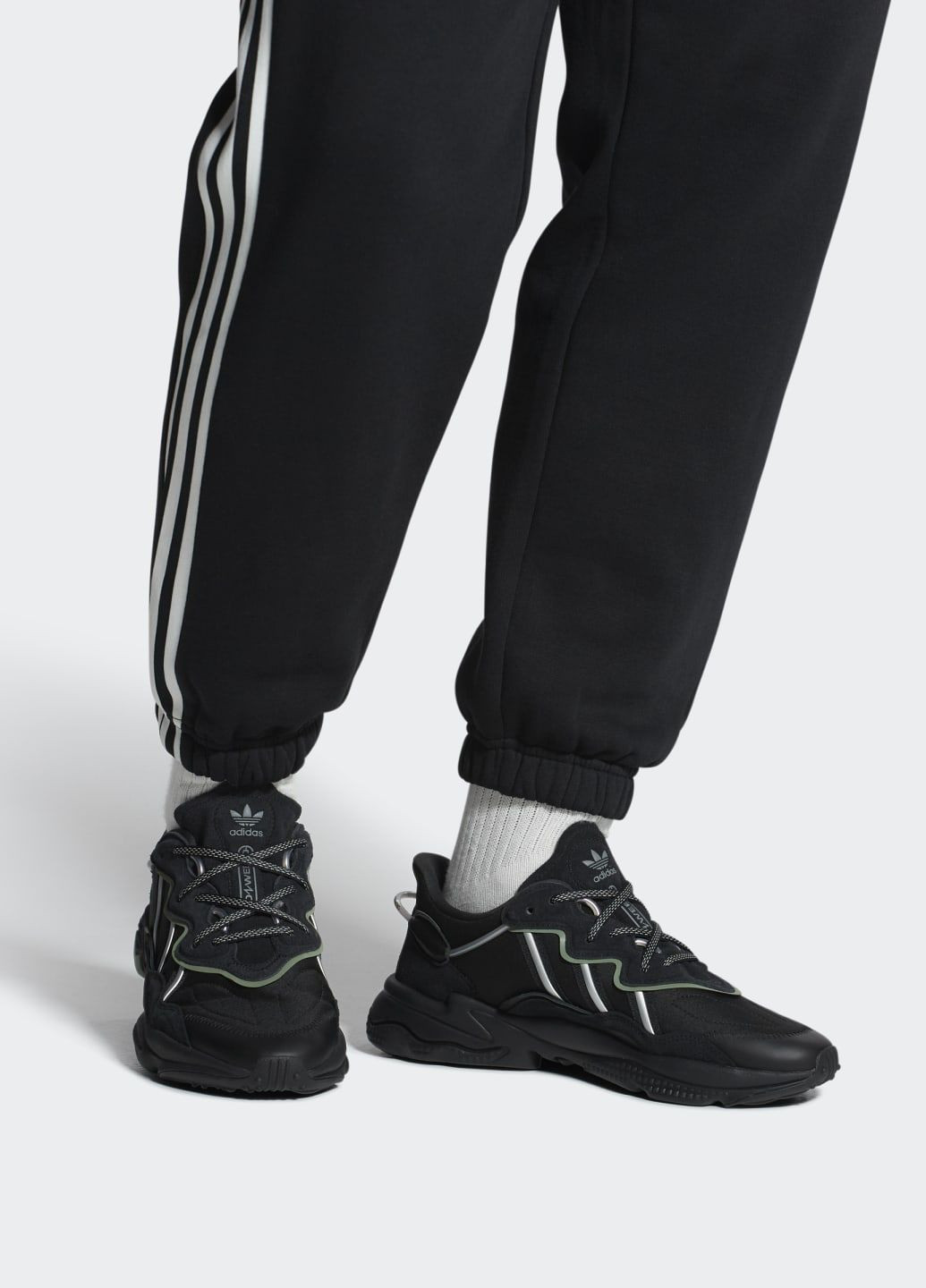 Чорні всесезон кросівки ozweego adidas