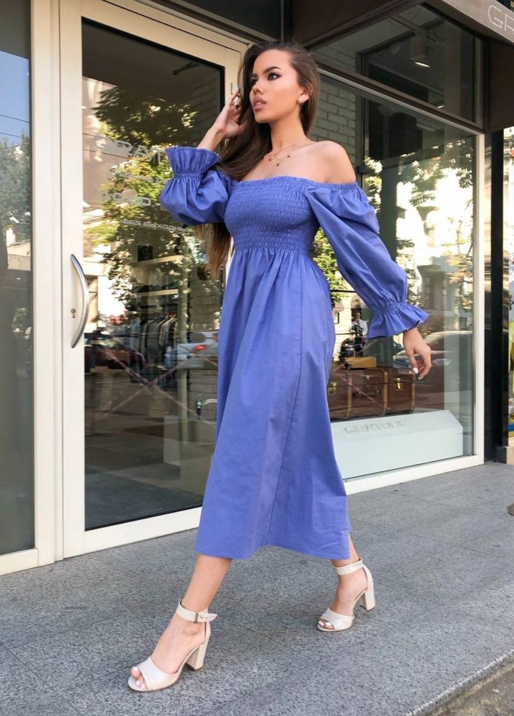 Синее повседневный женское льняное платье меди с рукавами фонариками с открытыми плечами Україна однотонное
