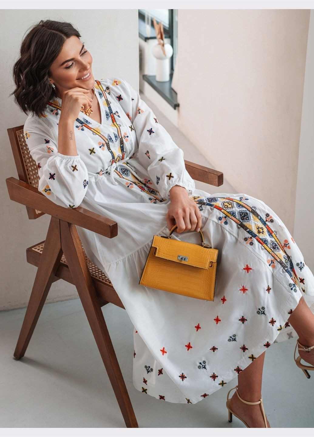 Белая белое платье с вышивкой и кулиской на талии Dressa узор однотонный (324389507)