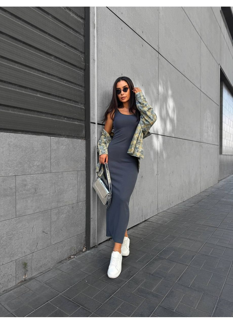 Серое кэжуал женское платье меди в рубчике с высоким разрезом. MonCher