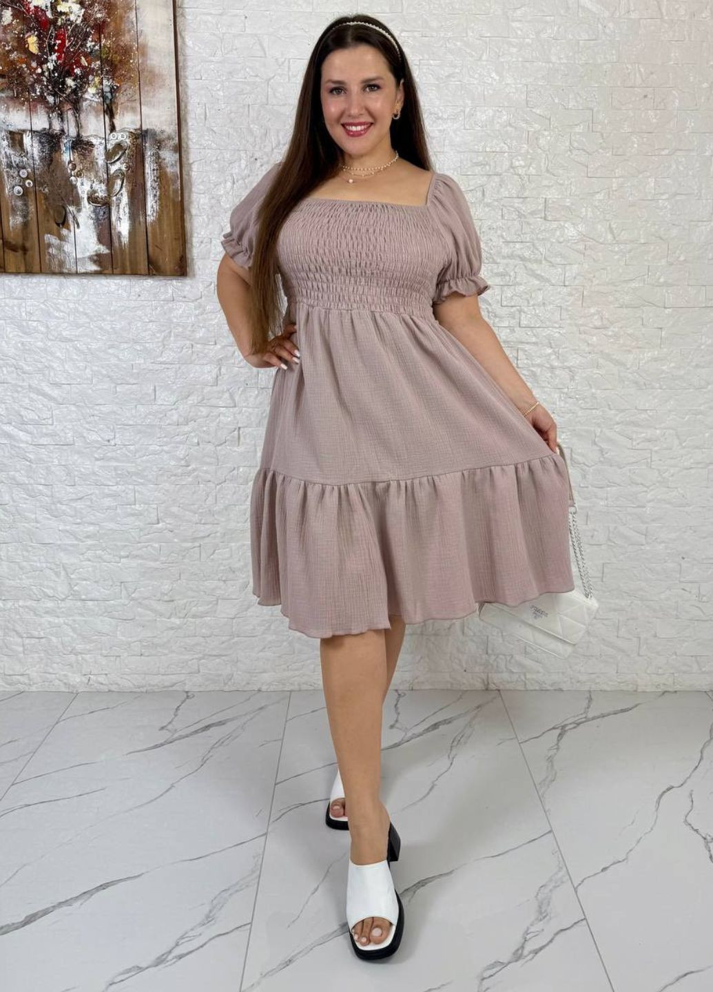 Бежевое повседневный изысканное легкое летнее повседневное меди платье с короткими рукавами фонарик и воланом на юбке Україна с цветочным принтом