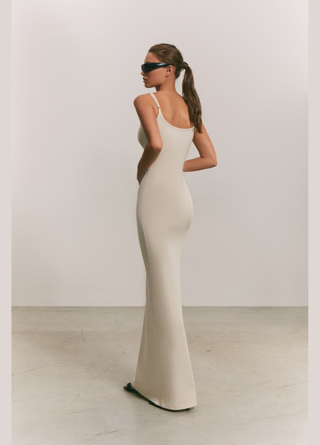 Светло-бежевое платье приталенное макси l base серый 621 Papaya