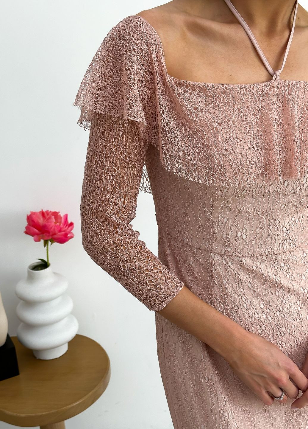 Пудровое праздничный, вечернее кружевное платье в стиле ретро с открытыми плечами, а-силуэт, с открытой спиной Keepsake однотонное