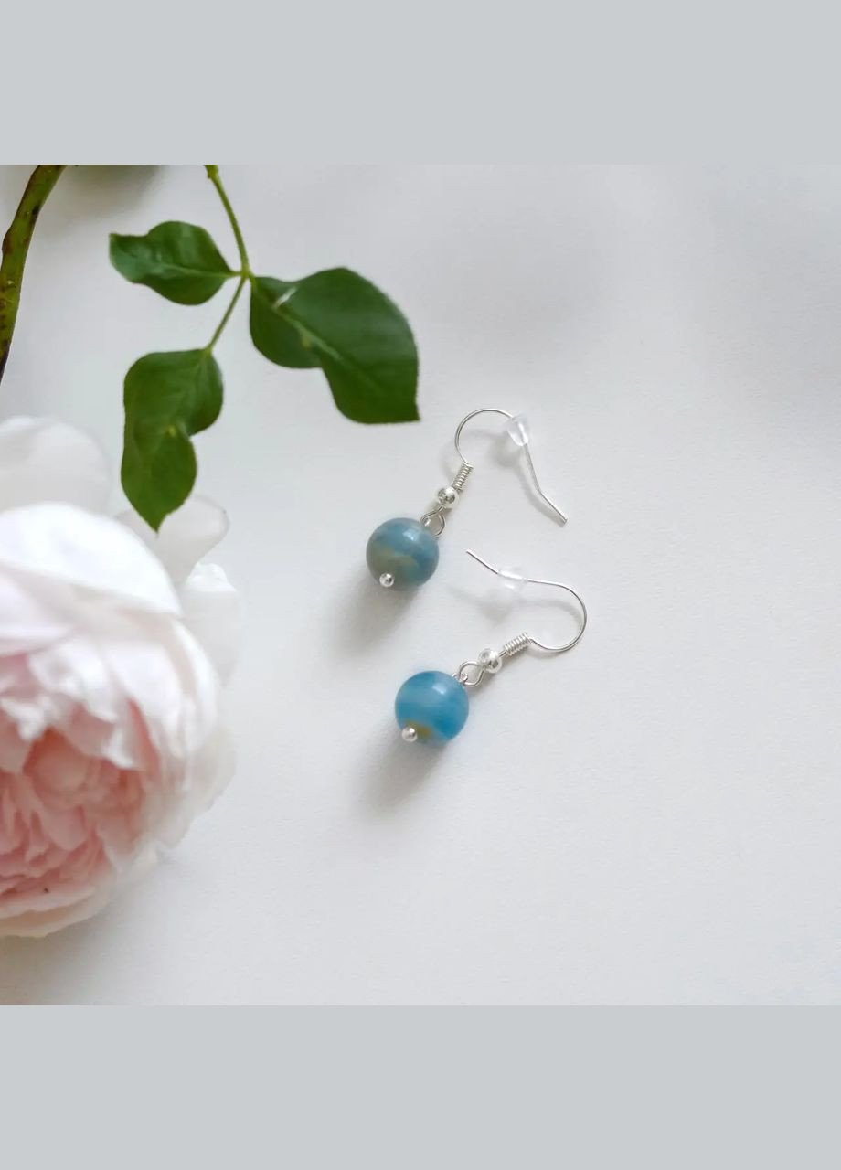 Серьги натуральный камень Кальцит голубой гладкий шарик, фур-ра гип-ный сплав цвет серебро d-10мм+- L-25мм No Brand Підвіски (305593780)