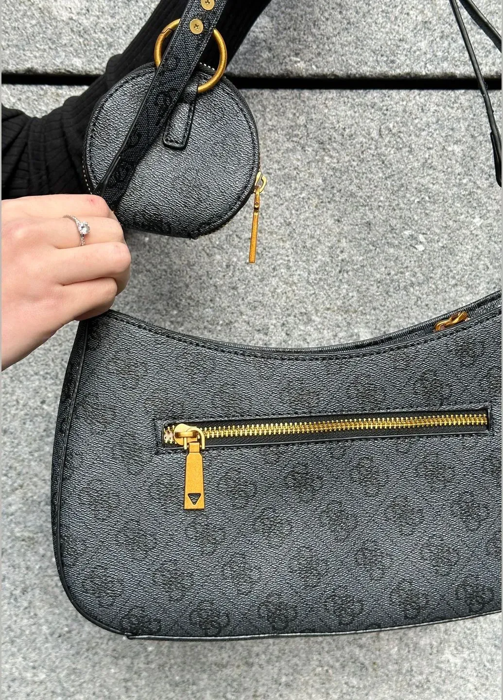 Жіноча сумка багет хобо Guess (408597388)