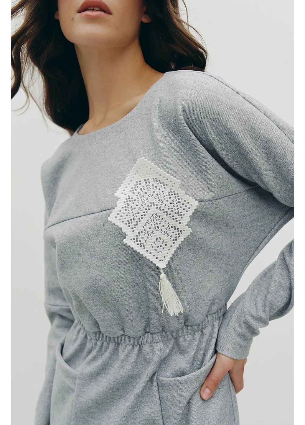 Серое теплое платье меди с брошью, цвет серый Rica Mare