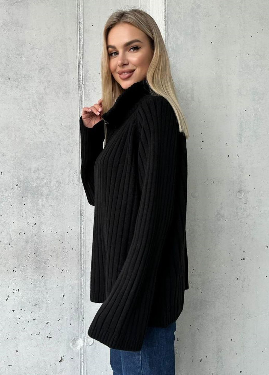 Чорний зимовий светр в рубчик з комірцем на молнії Famo