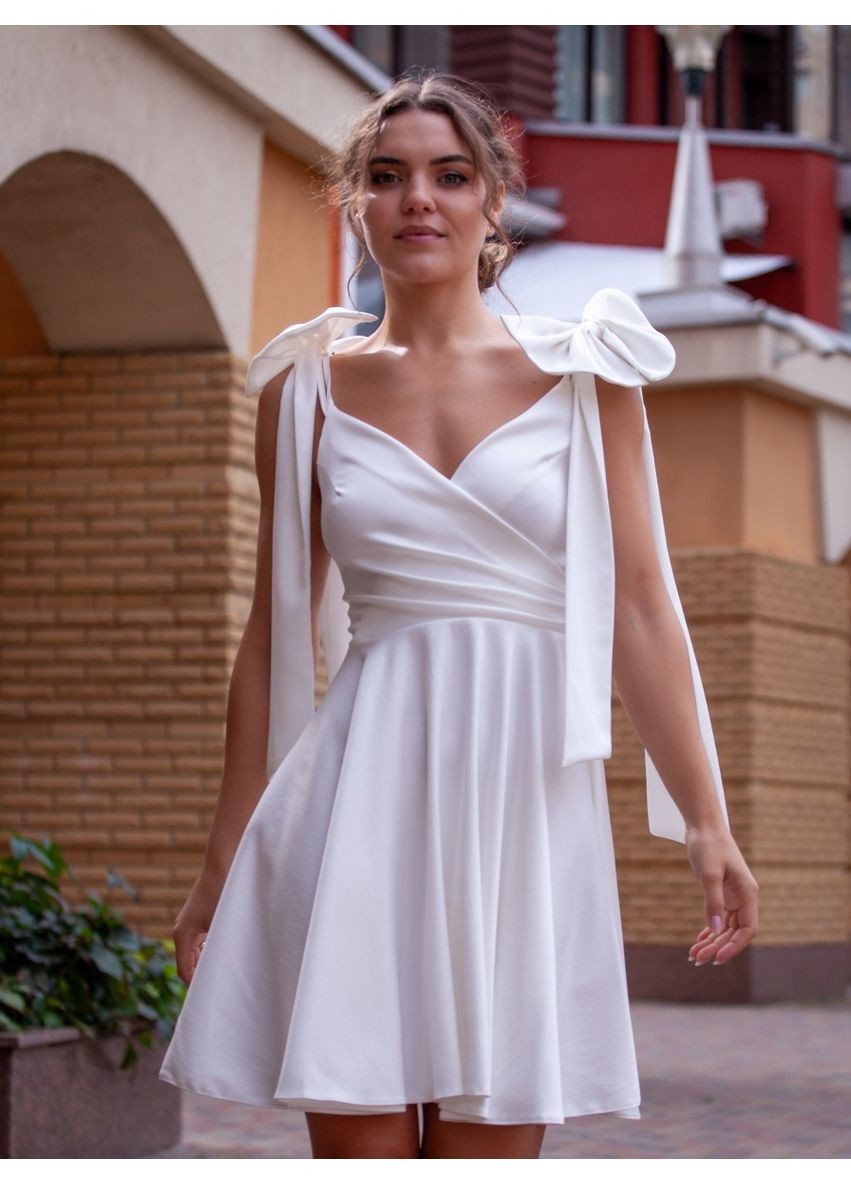 Белое коктейльное платье а-силуэт First Woman однотонное