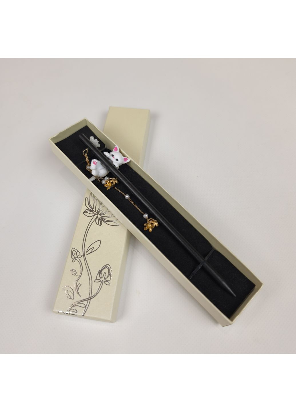 Дерев'яна шпилька-палочка китайська для волосся з підвіскою у формі котик у подарунковій коробочці No Brand (352474446)