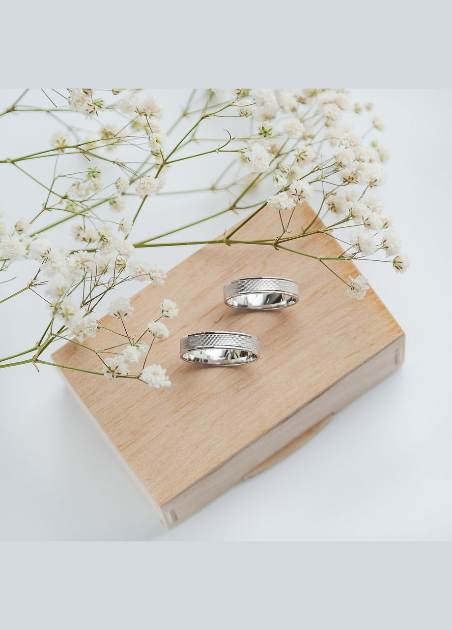 Обручальное кольцо серебряное с красивым объемным краем Каштан (342335457)