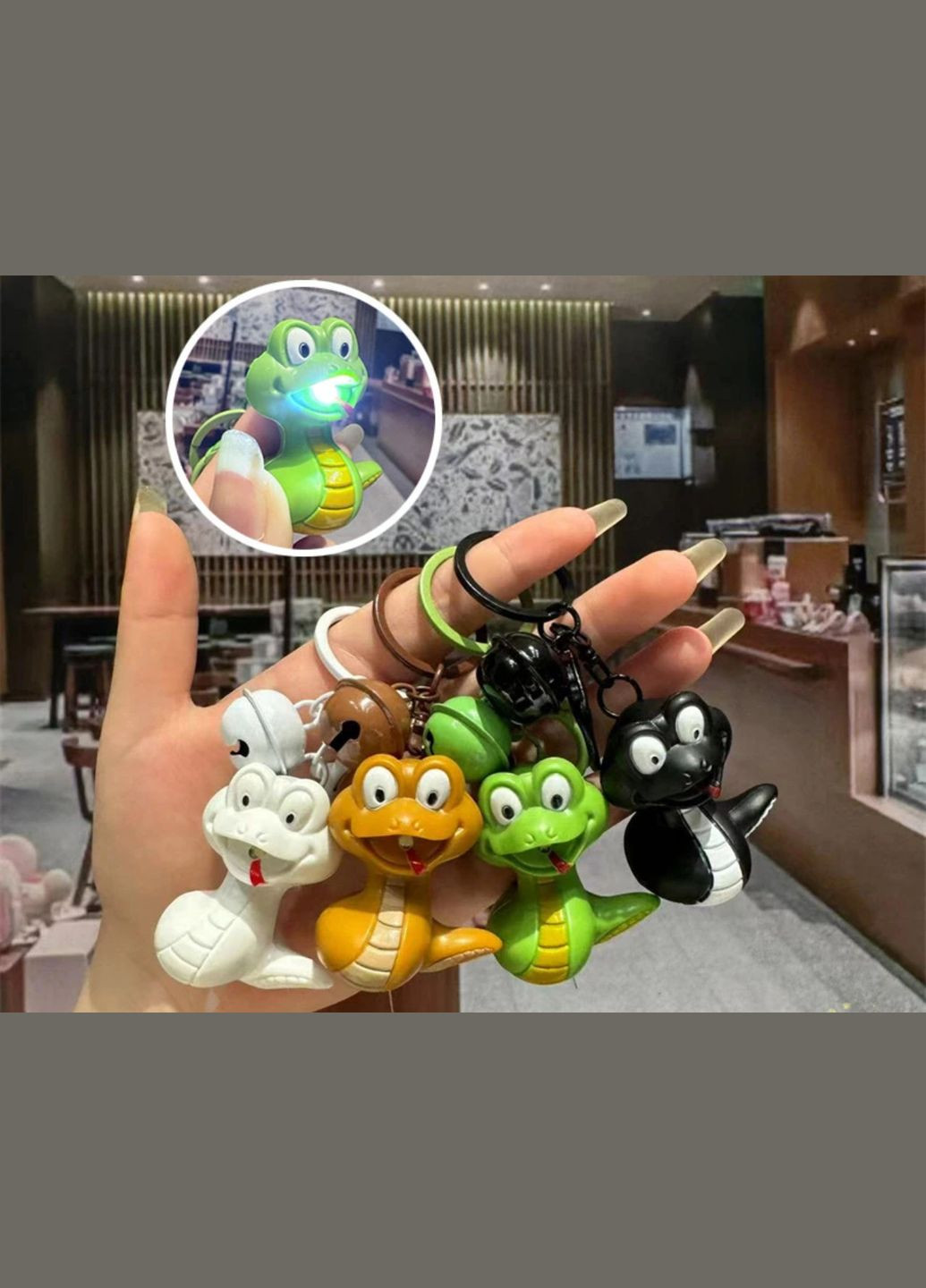 Брелок у вигляді Змії з ліхтариком і дзвіночком – чудовий подарунок, символ 2025 року No Brand (307908704)