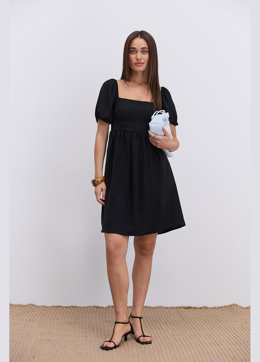 Чорна коротка літня сукня з відкритими плечима Arjen