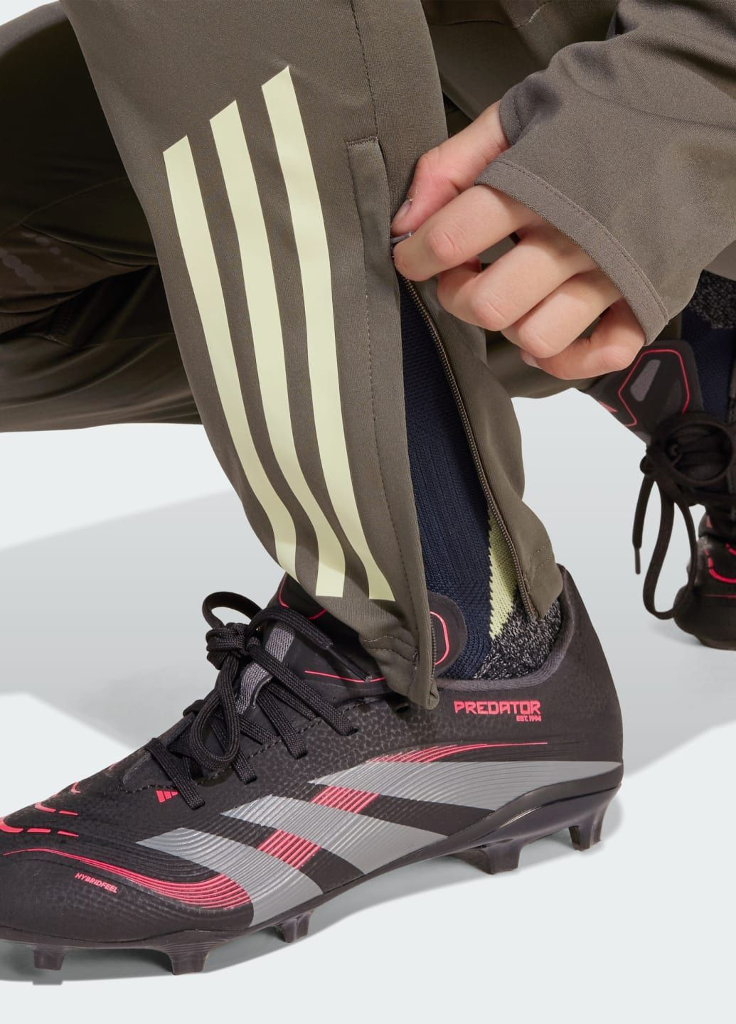 Серые спортивные демисезонные брюки adidas