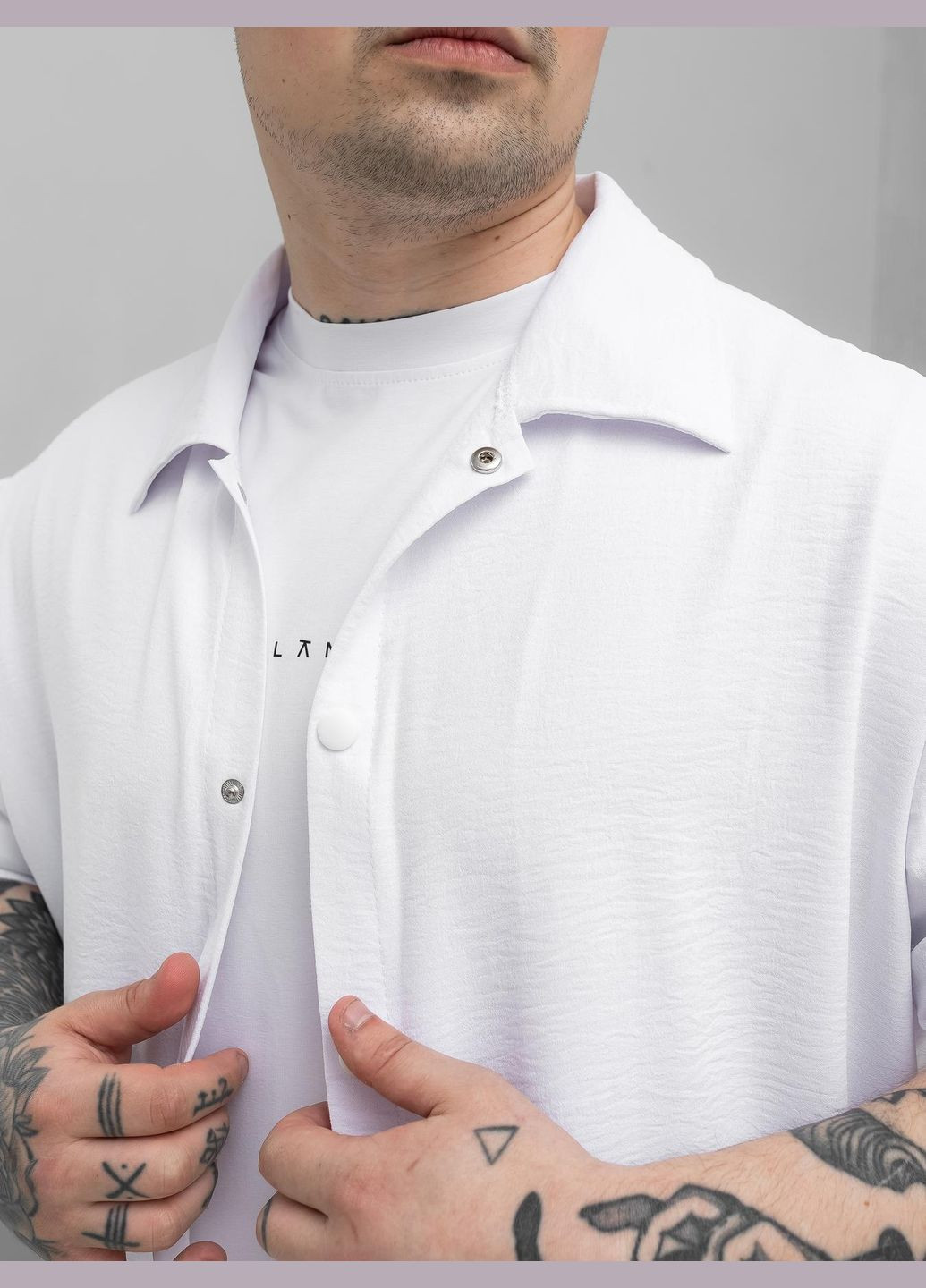 Белый летний стильный костюм из легкого материала с рубашкой, с шортами Vakko