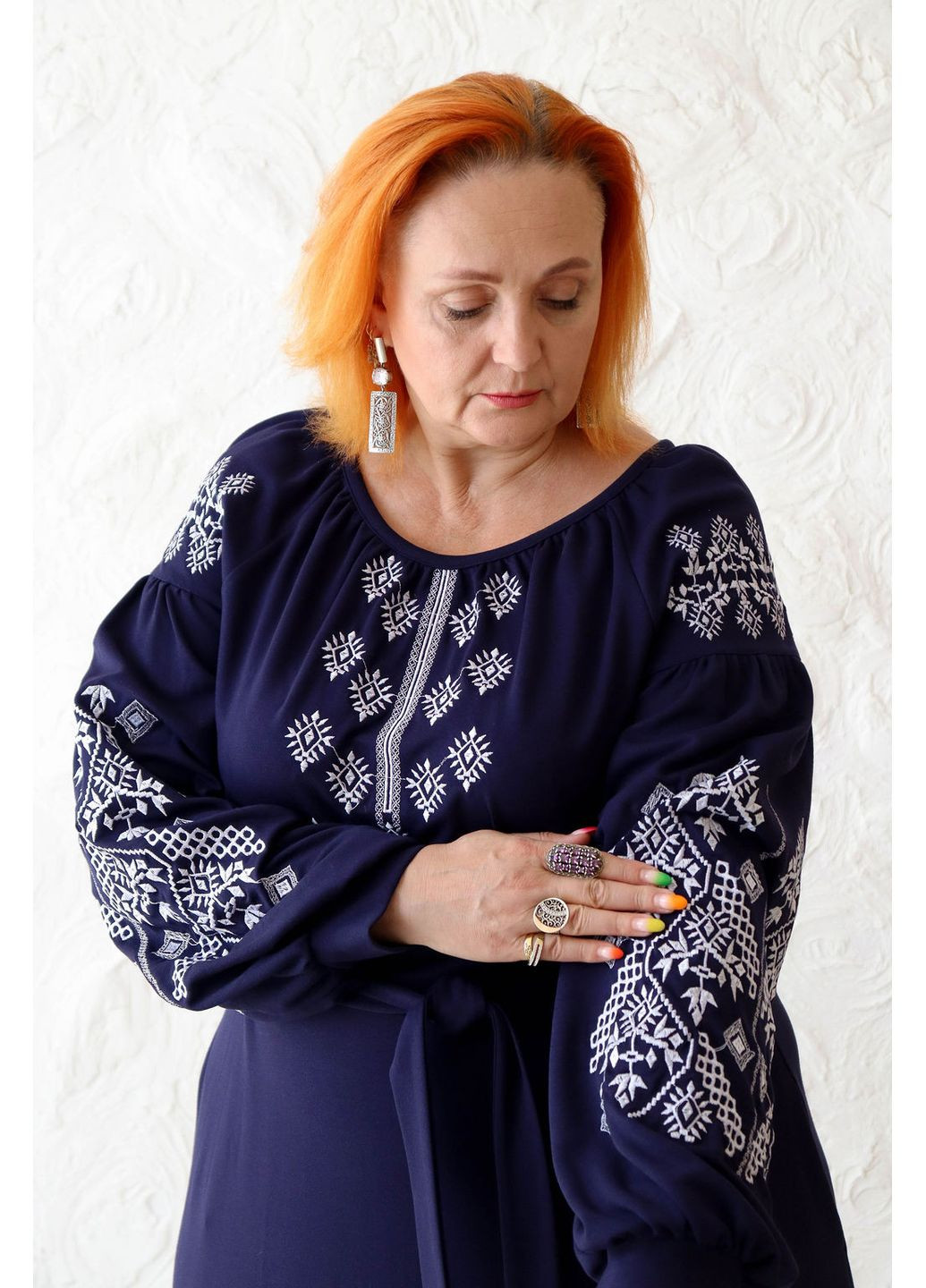 Темно-синее платье женское темно-синее полтавка с машинной вышивкой, трикотаж, 100% полиэстер, размеры s–4xl MOTYV с геометрическим узором