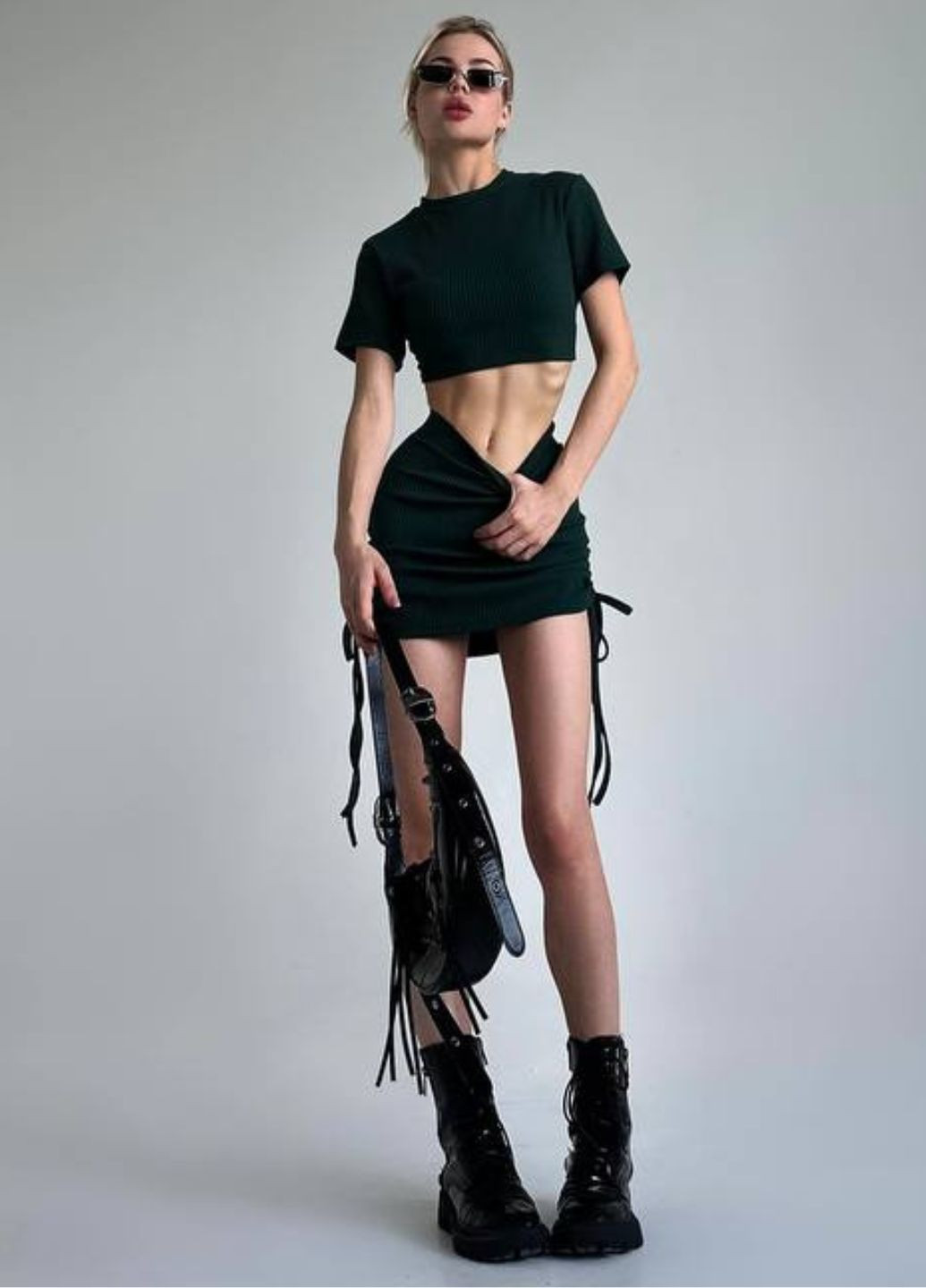 Базовий повсякденний літній легкий костюм двійка в рубчик: топ з короткими рукавами + міні спідниця з затяжками Україна (328432628)