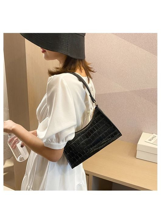 Маленькая женская сумочка из искусственной лаковой кожи в черном цвете с тиснением под кожу рептилии. No Brand (330618766)