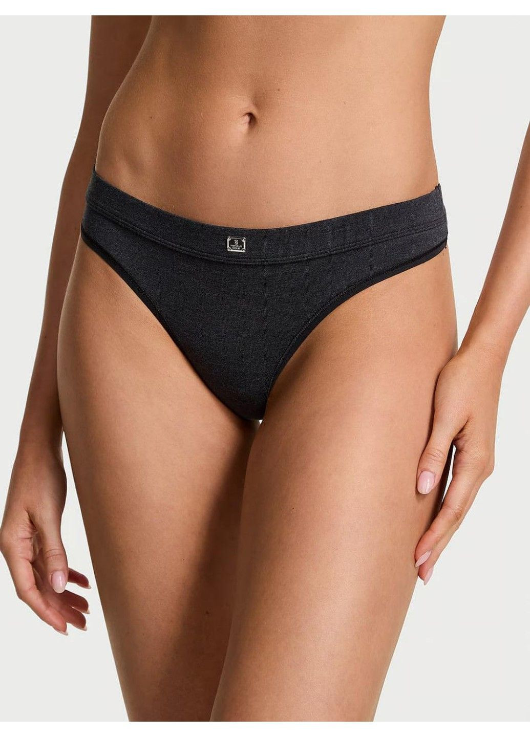 Трусики-стрінги жіночі бавовняні з лого Logo Cotton Thong Panty чорні Victoria's Secret (330829443)