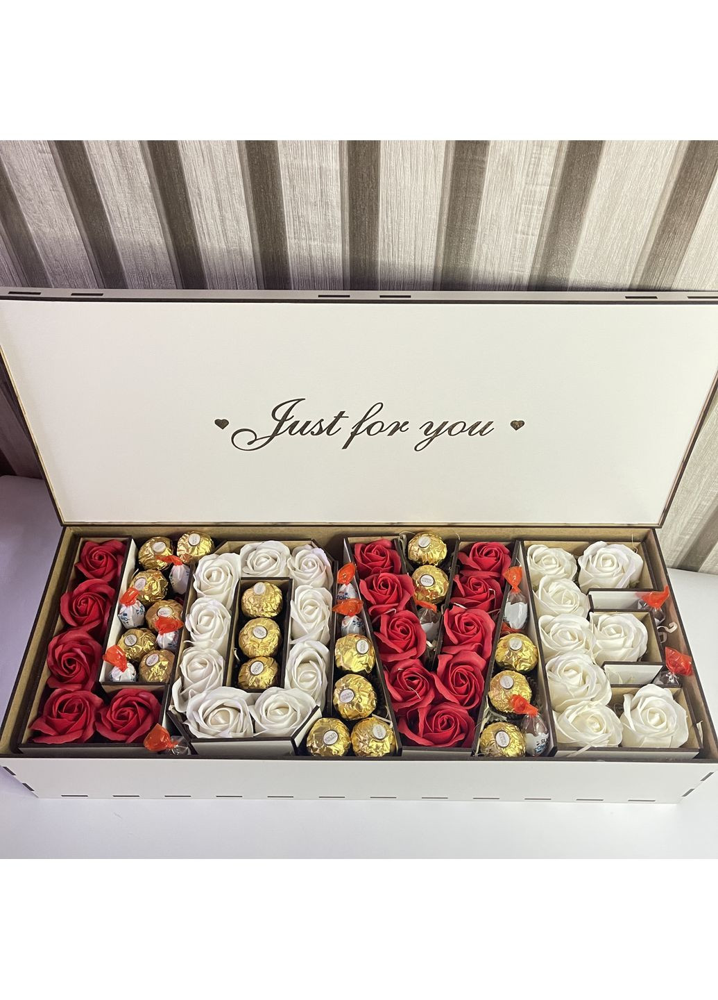 Подарунковий бокс в дерев'яній коробці у формі Love 3D з мильними трояндами та солодощями No Brand (354820443)