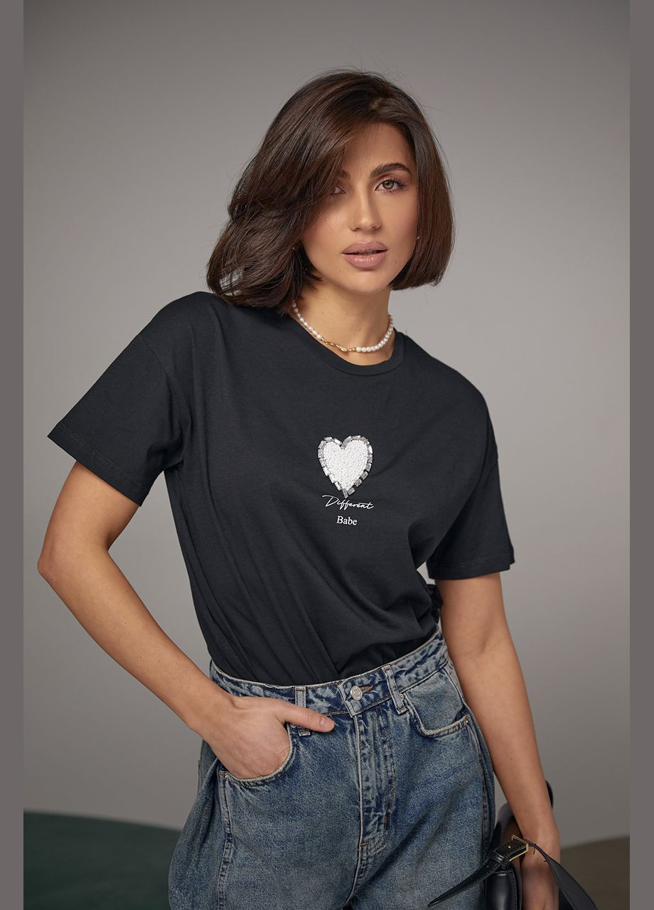 Черная летняя женская футболка украшена сердцем из бисера и страз 2404 с коротким рукавом Lurex