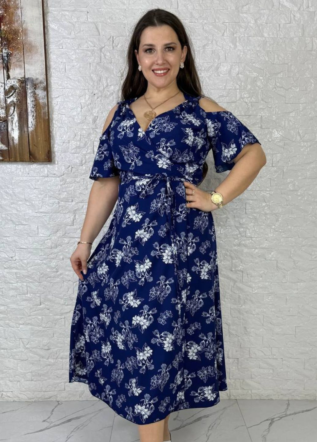Синя повсякденний вишукана легка літня міді сукня на запах з квітковим візерунком та короткими рукавами з вирізами на плечах на запах Україна з квітковим принтом