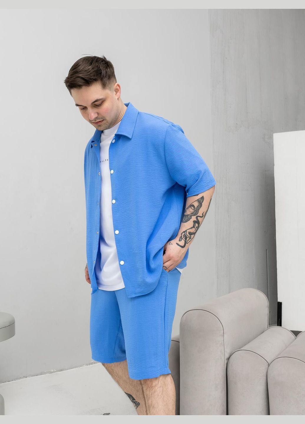 Голубой летний стильный костюм из легкого материала с рубашкой, с шортами Vakko