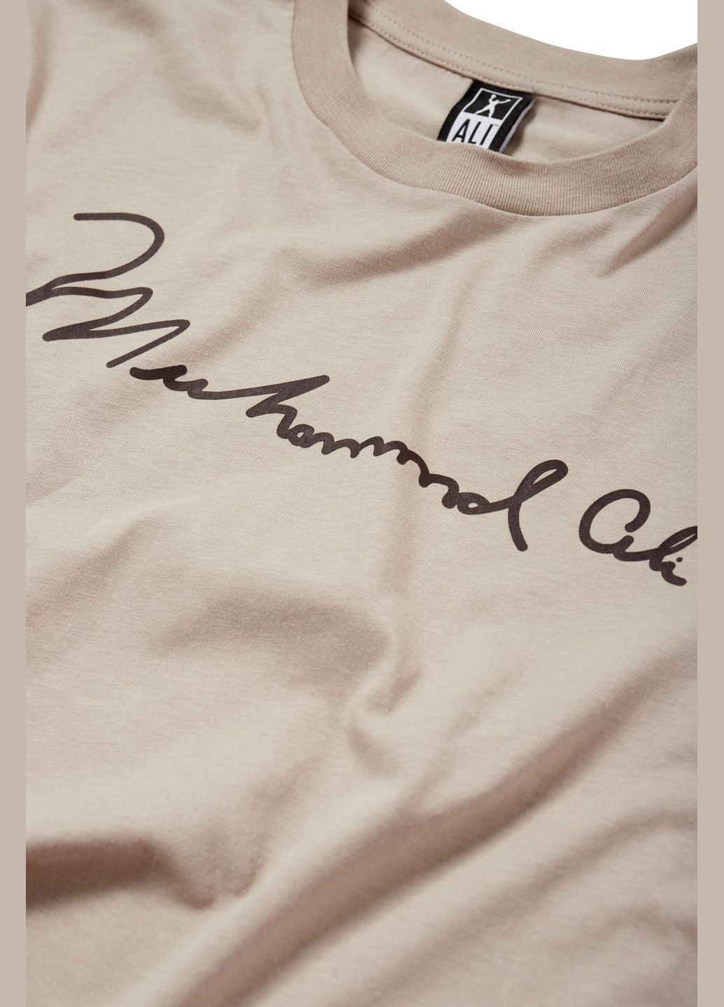 Бежевая футболка с принтом C&A