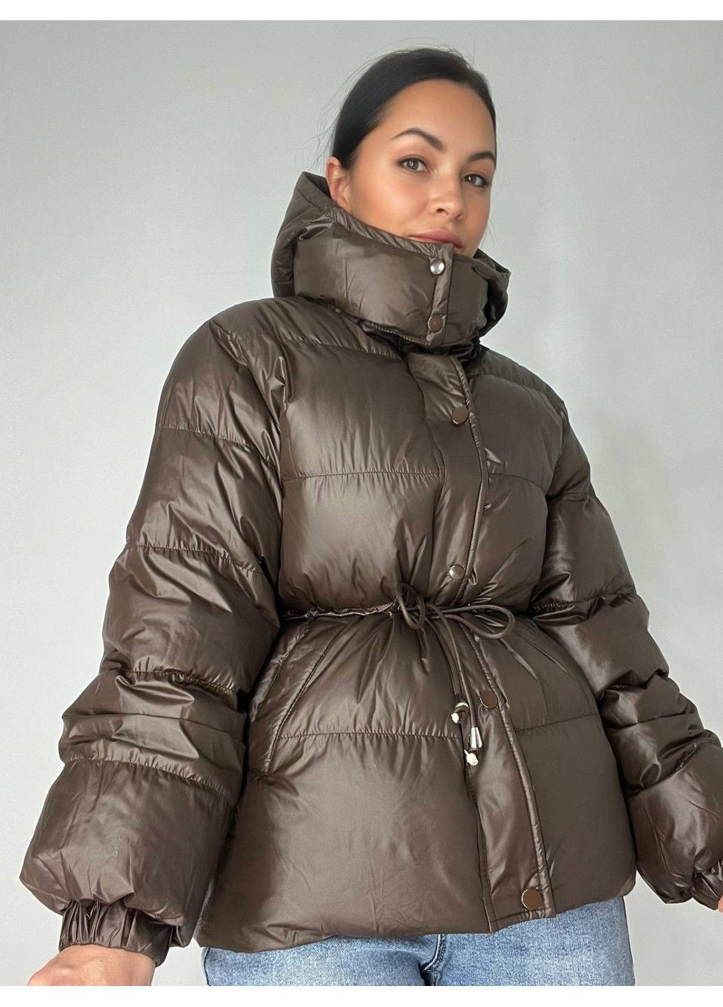 Коричневая демисезонная куртка женская 2401 глянцевая удлиненная с капюшоном пояс шнурок коричневый Fashion