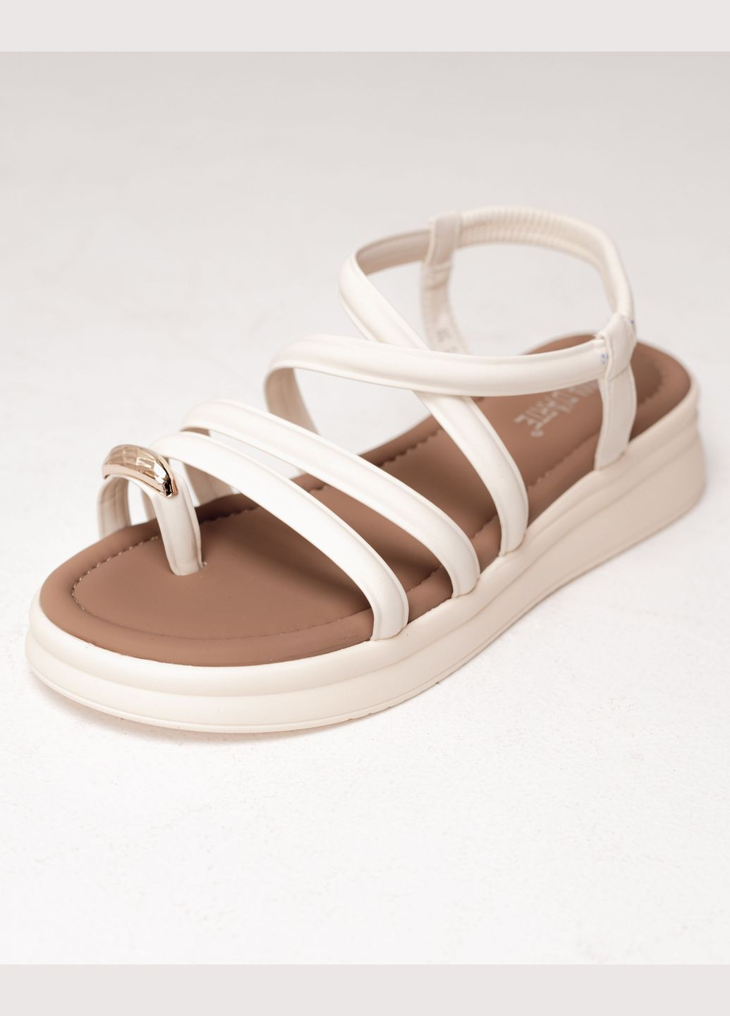 Бежевые босоножки через палец Prima d'Arte на резинке с камнями