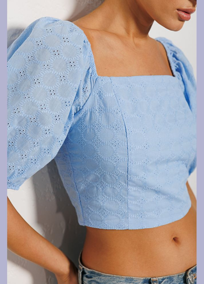 Блакитна демісезонна укорочена літня блуза з відкритими плечима Arjen