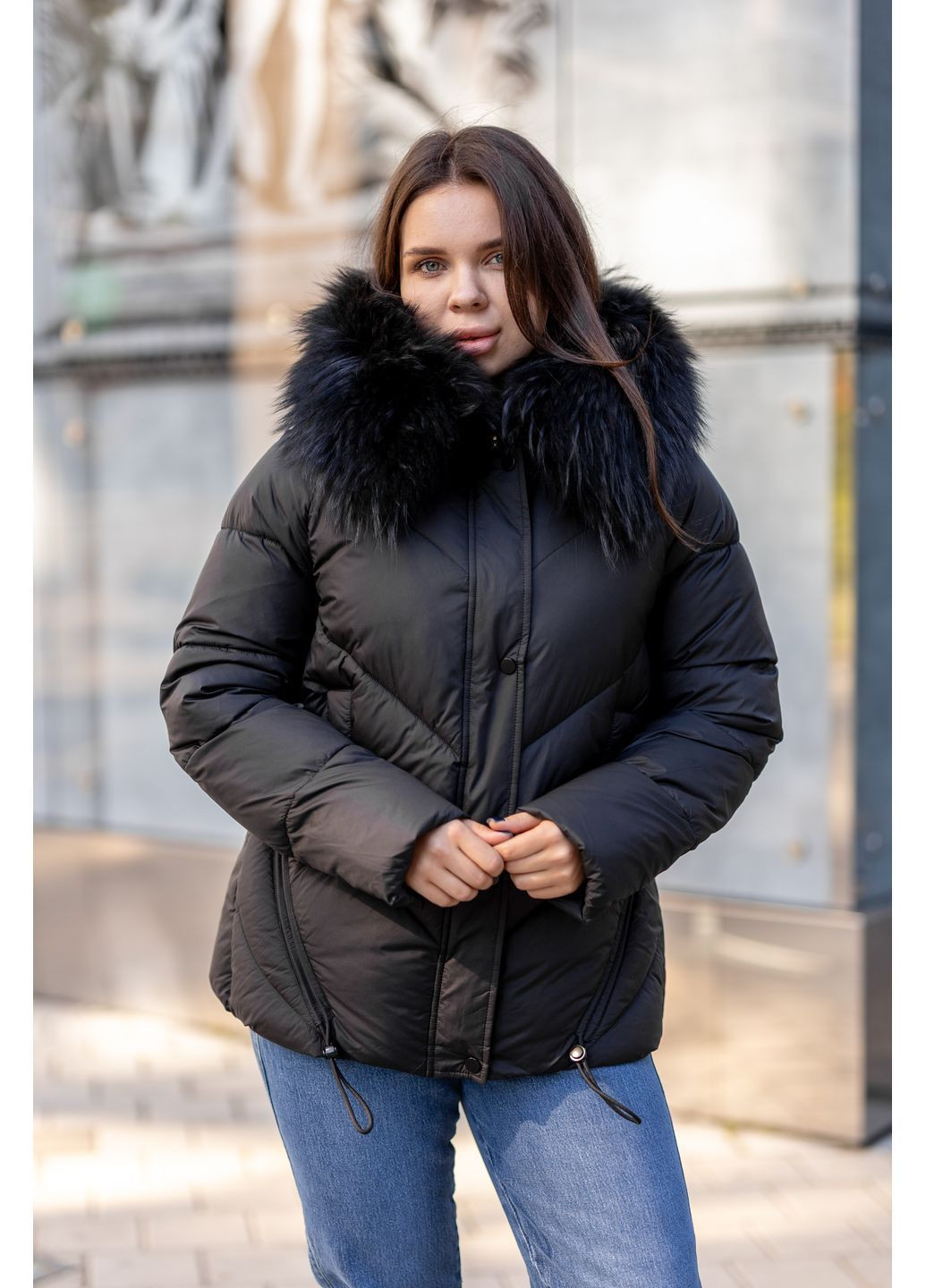 Черная зимняя зимняя женская короткая куртка с мехом енота 65526 Visdeer