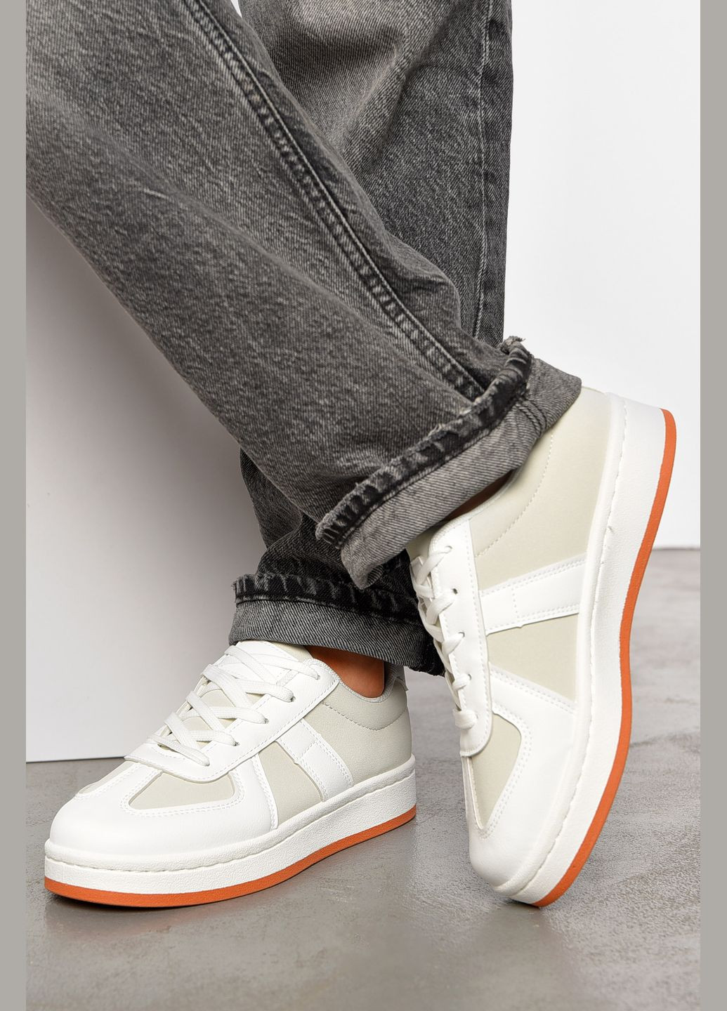 Кроссовки женские бело-серого цвета на шнуровке Let's Shop белые демисезоны (317318863)