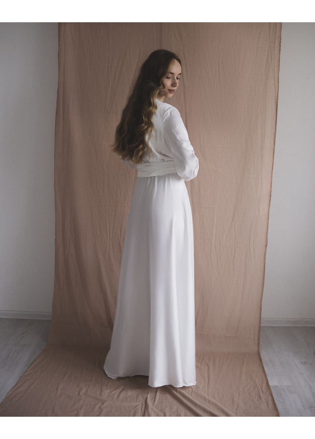 Молочна коктейльна, вечірня мінімалістична сукня максі з запаховим дизайном на запах No Brand однотонна