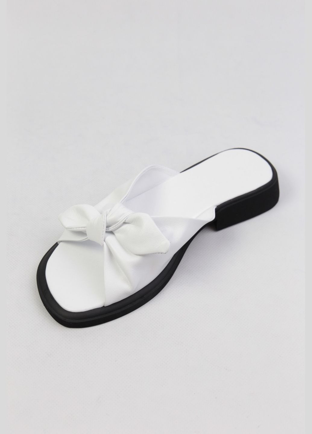 Белые шлепанци Benito