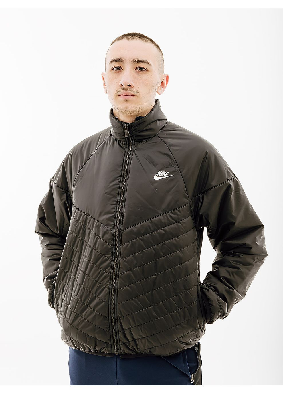 Черная демисезонная мужская куртка midweight puffer черный Nike