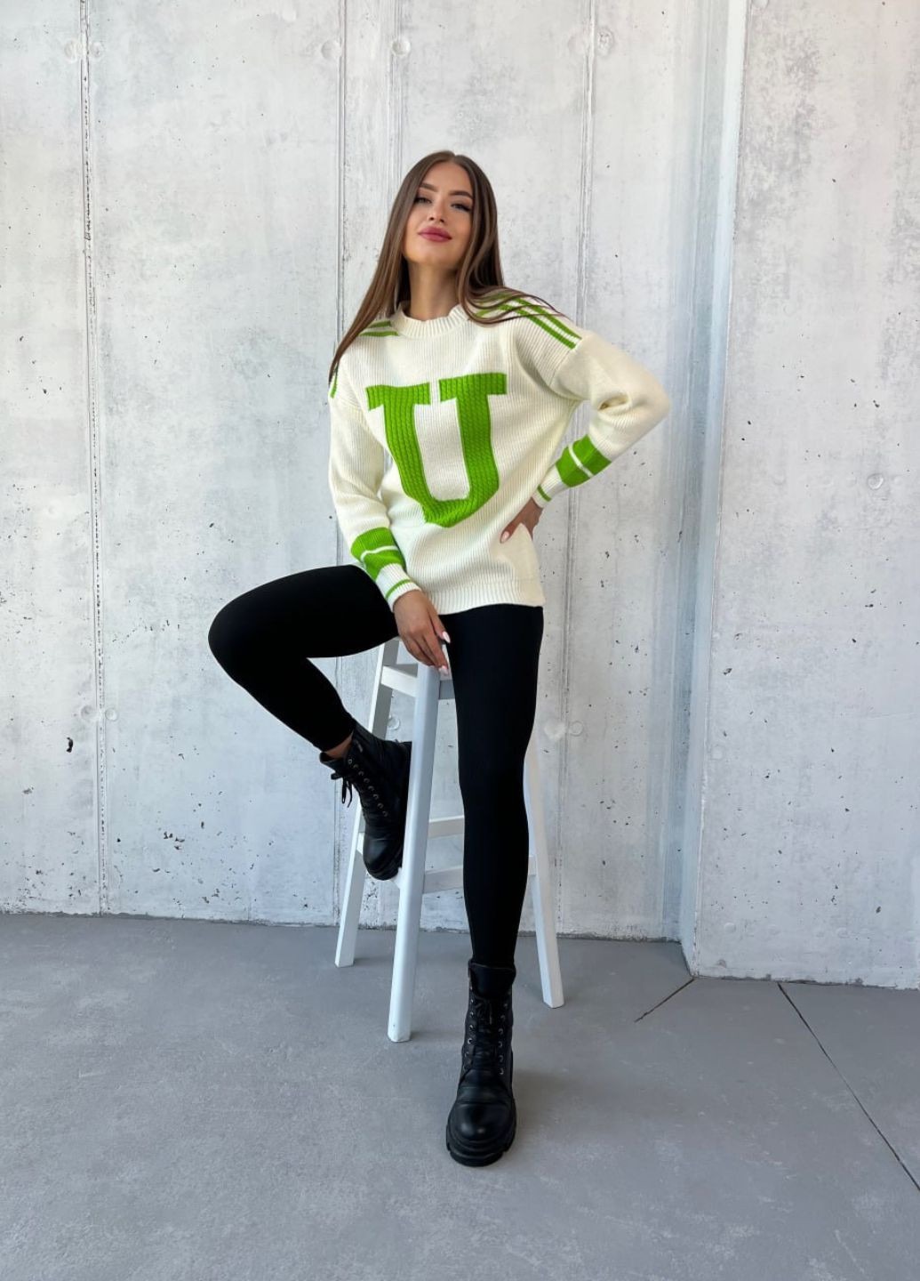 Молочный демисезонный свитер в сочетании двух цветов с буквой "u" Allthings