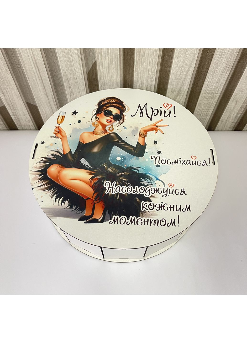 Подарунковий бокс в дерев'яній коробці у формі кола з мильними трояндами, чашкою та солодощями No Brand (354820434)