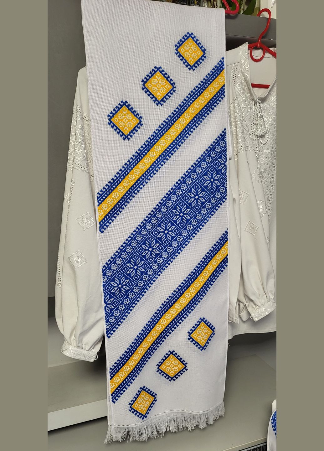 Вишитий довгий (340*2950) рушник ручної роботи у синьо-жовтих кольорах Hand Made українська символіка білий