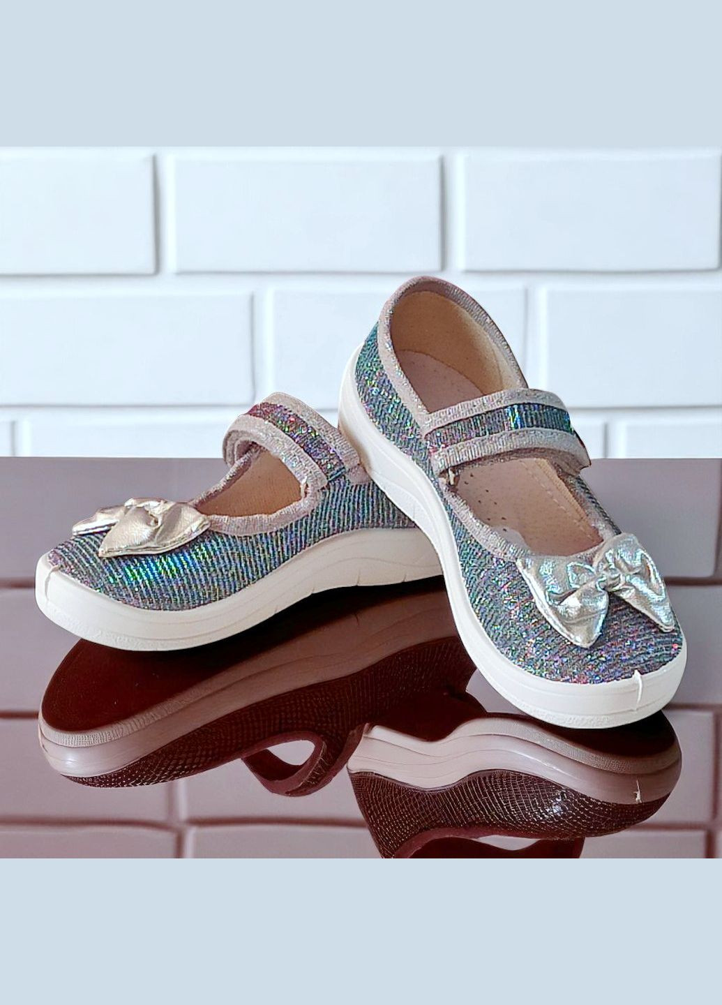 Серебристые ортопедические закрытые тапочки на липучке для девочки сменка в садик Waldi с бантом