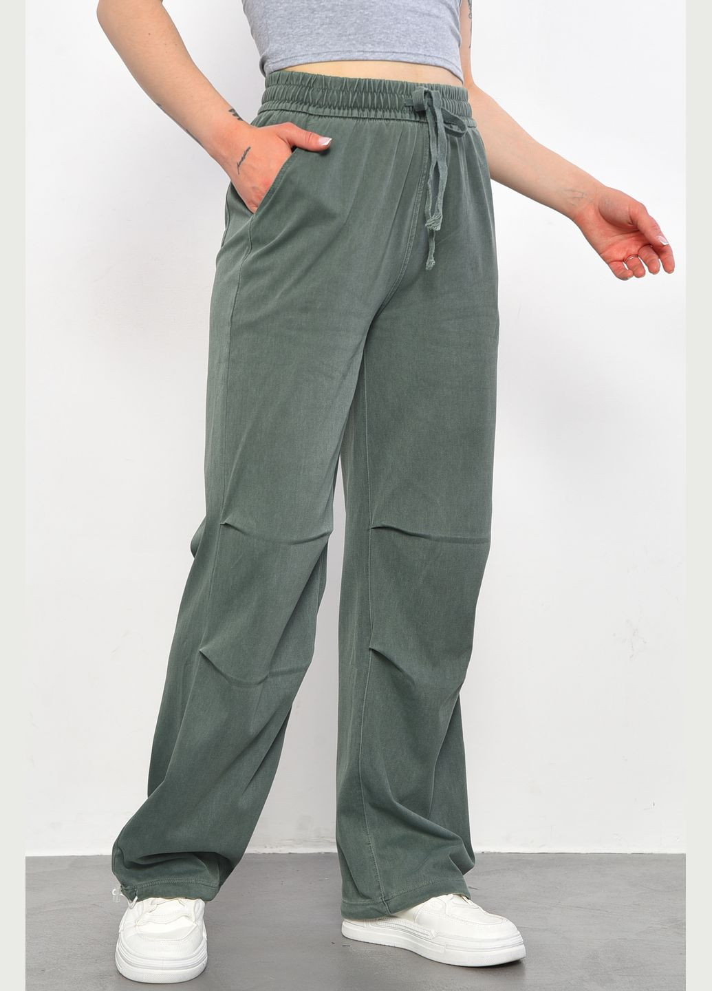 Штаны женские полубатальные зеленого цвета Let's Shop (293476709)