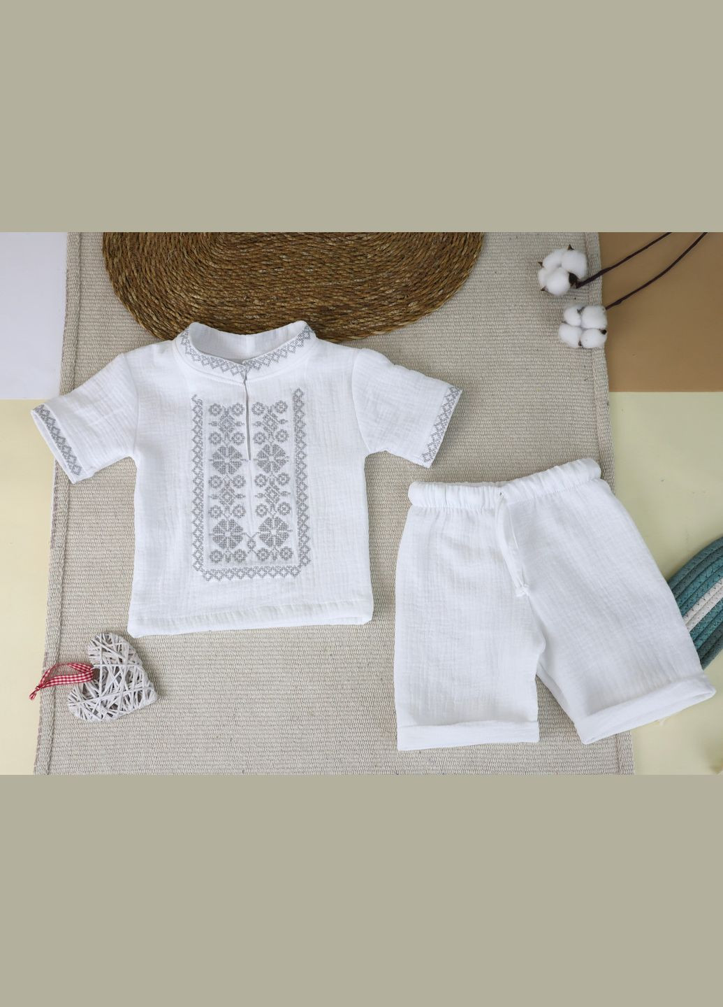 Детский муслиновый белый с вышивкой на крещение мальчика костюм рубашка+шорти на шнурочке No Brand (328069505)