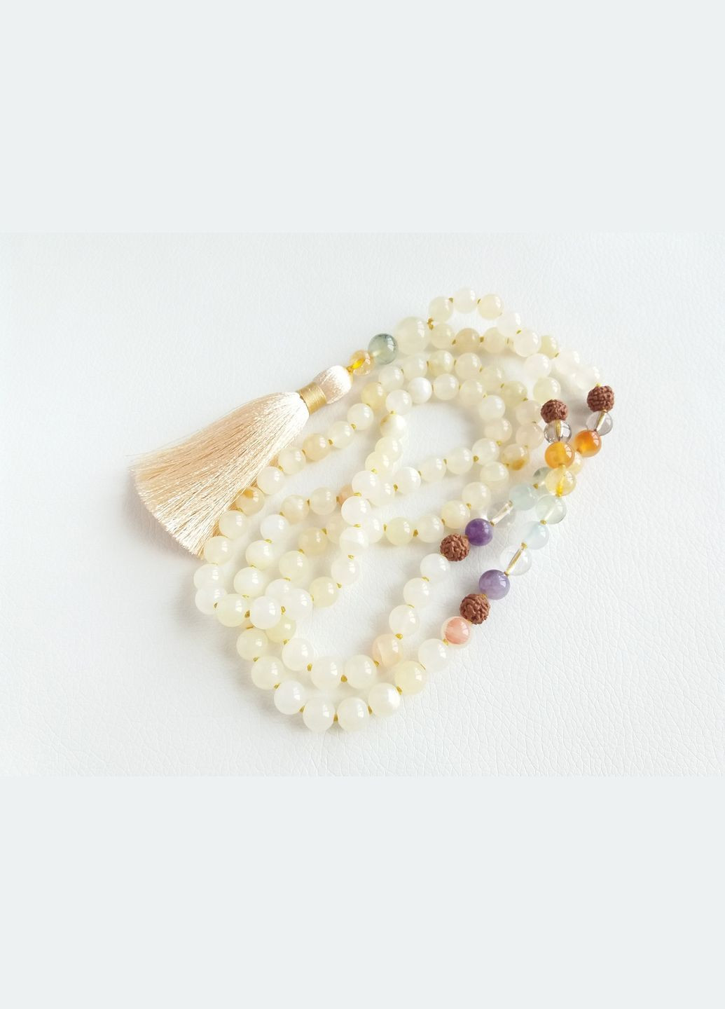 Четки 7 чакр + Мраморный оникс 108 бусин с узлами d 8мм No Brand (331293562)